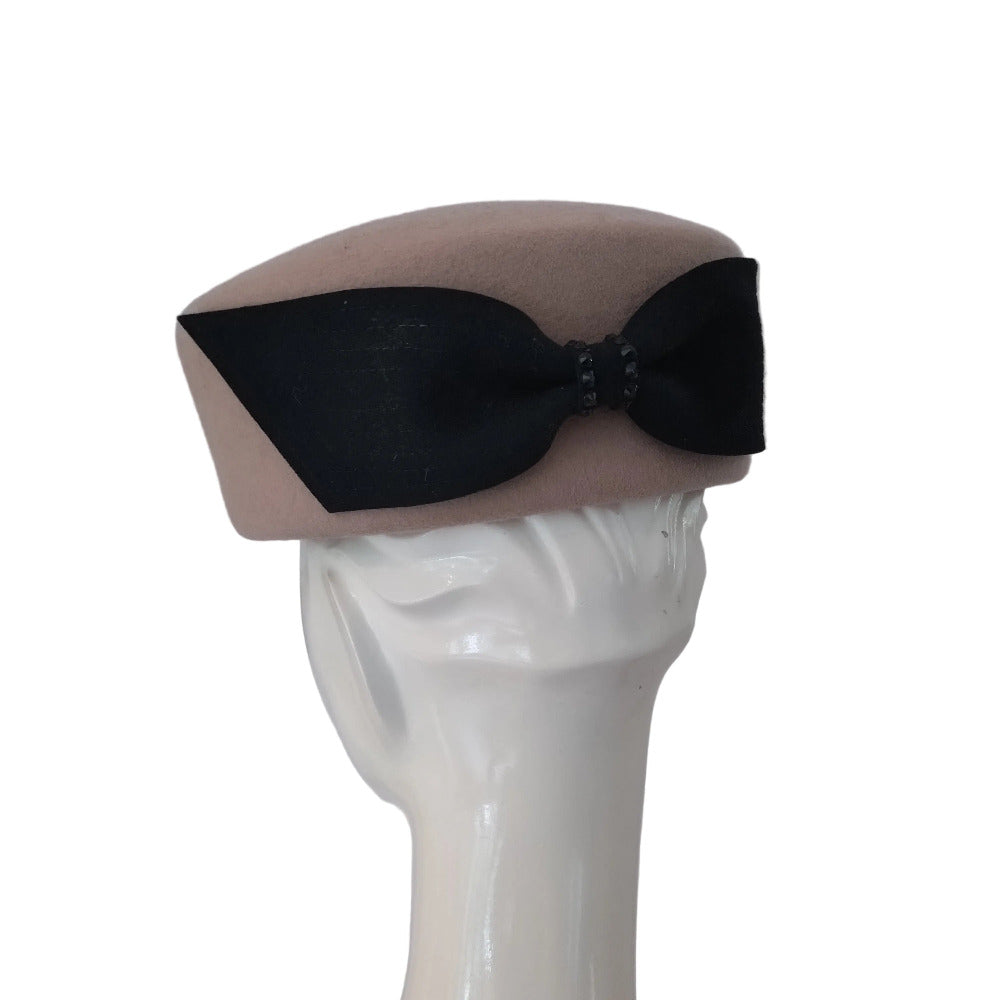 JACKIE - 1960s-style pillbox hat in black wool.
