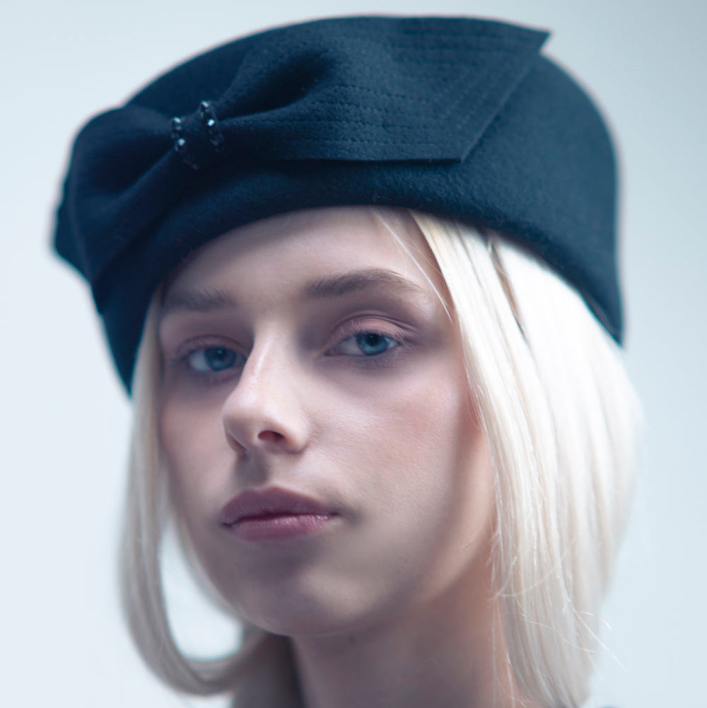 JACKIE - 1960s-style pillbox hat in black wool.