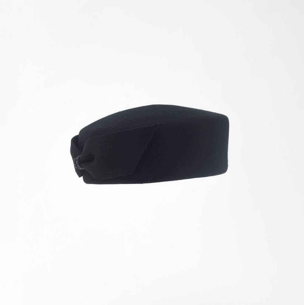 JACKIE - 1960s-style pillbox hat in black wool.