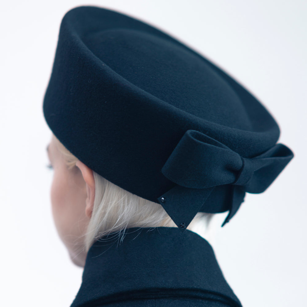 MADELEINE - Cossack styles hat in black wool.