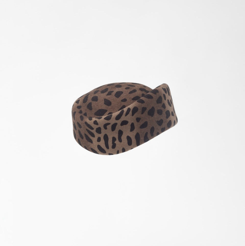 VERONICA - Asymmetric pillbox hat in leoperd-print wool.