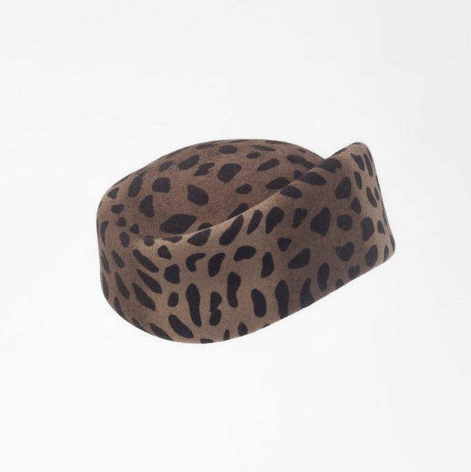 VERONICA - Asymmetric pillbox hat in leoperd-print wool.