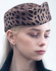 VERONICA - Asymmetric pillbox hat in leoperd-print wool.